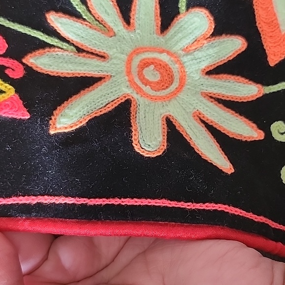 NWOT hand embroidered table runner. - Picture 4 of 5